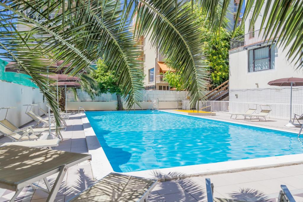 Bazén v ubytování Hotel Plaza con piscina nebo v jeho okolí