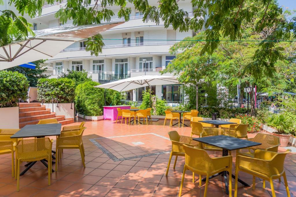 Zahrada ubytování Hotel Plaza con piscina