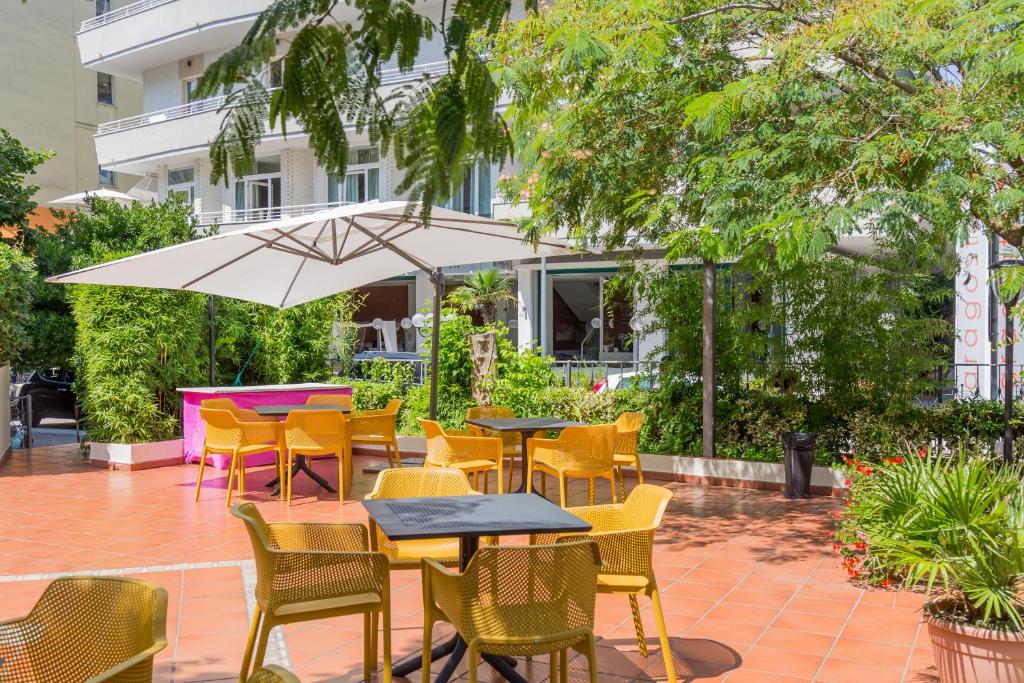 Zahrada ubytování Hotel Plaza con piscina