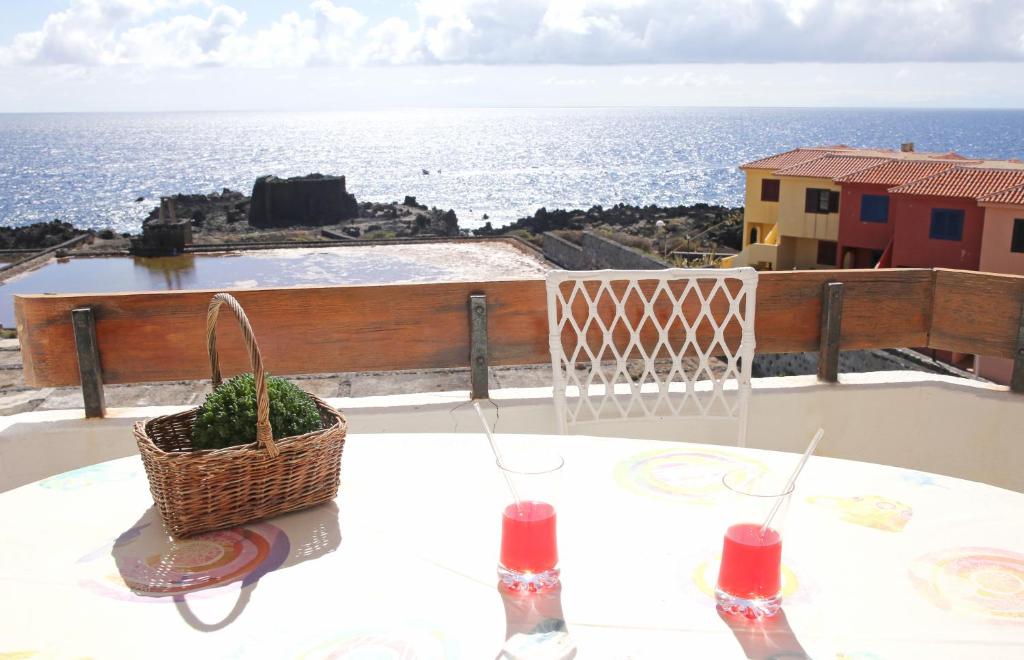 una mesa con una cesta y 2 velas en el balcón en Vivienda Vacacional Balcón sobre el Mar, en Los Cancajos