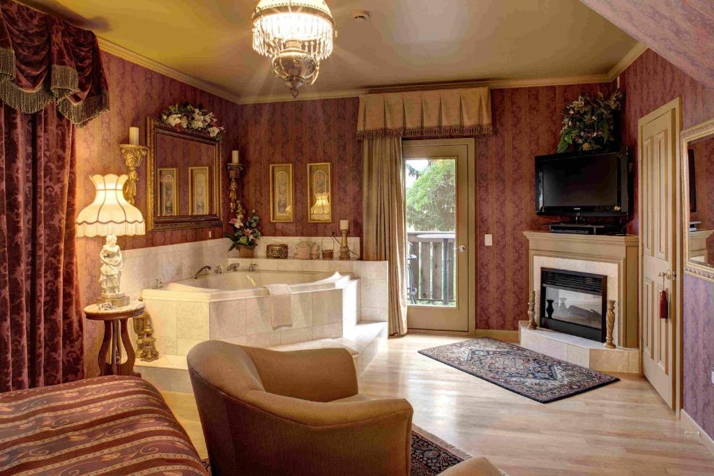 Twin Pine Manor - Suite With Balcony