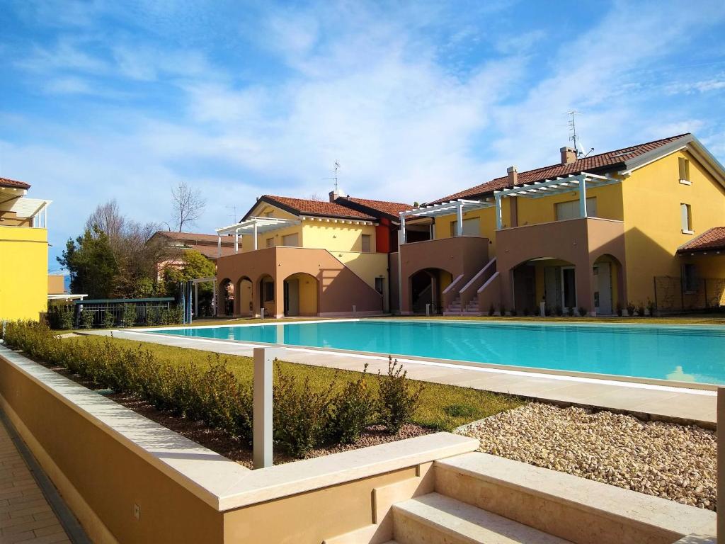 a house with a swimming pool in front of it at Appartamenti Acquadolce in Peschiera del Garda