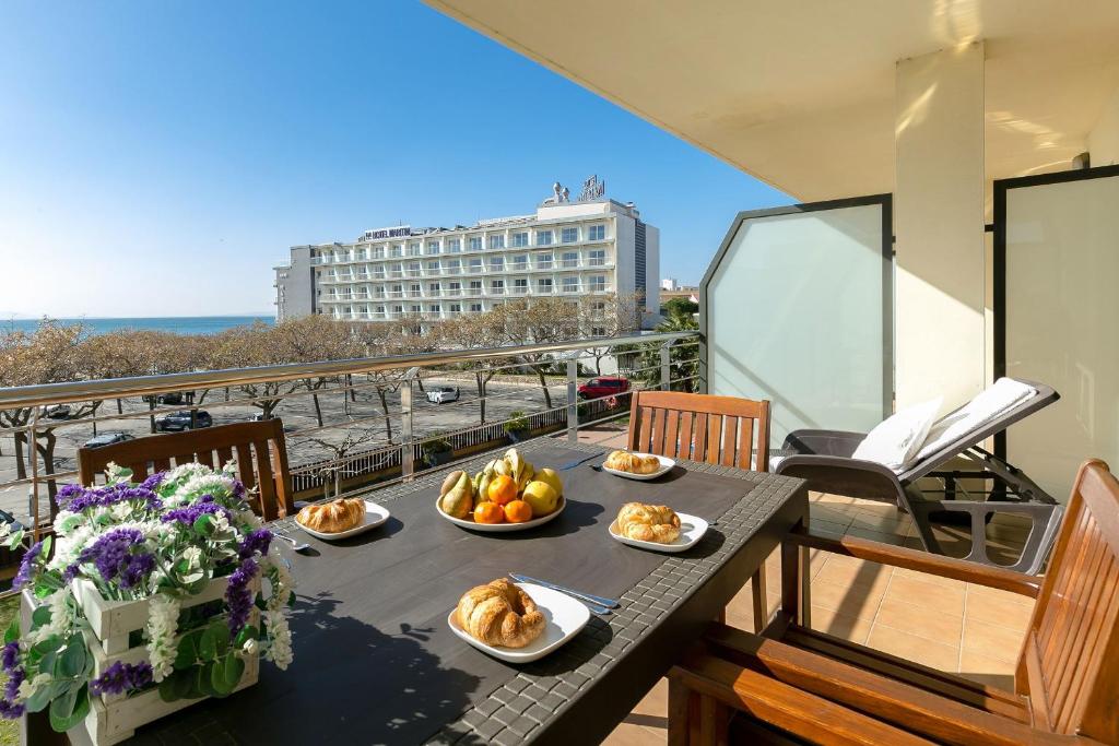 una mesa con 2 platos de comida en el balcón en MILLENIUM 1 2-2, en Roses