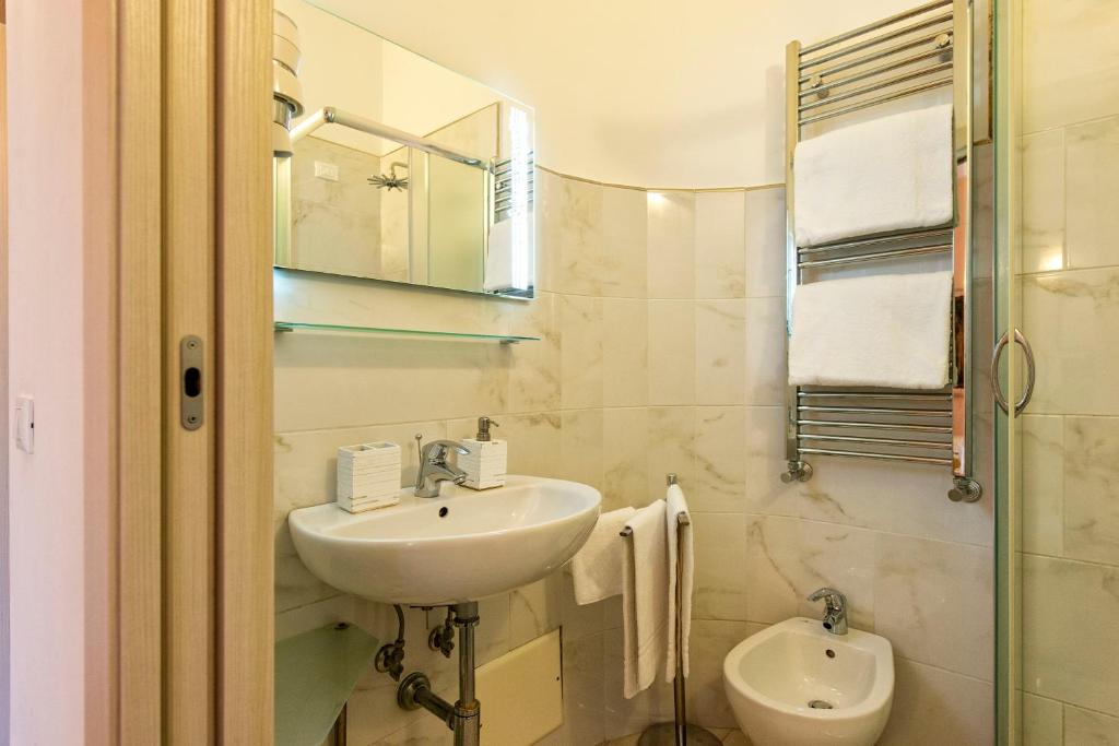 A bathroom at Merulana Suite 2