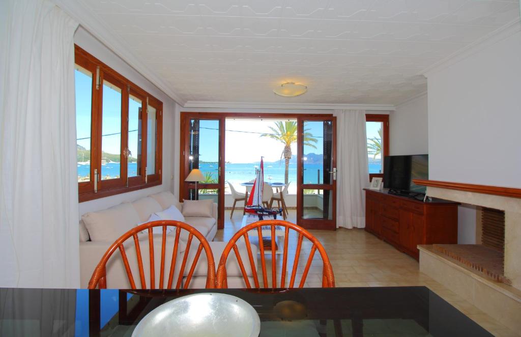 Televízia a/alebo spoločenská miestnosť v ubytovaní FAMILY SEAFRONT APT FANTASTIC SEAVIEW