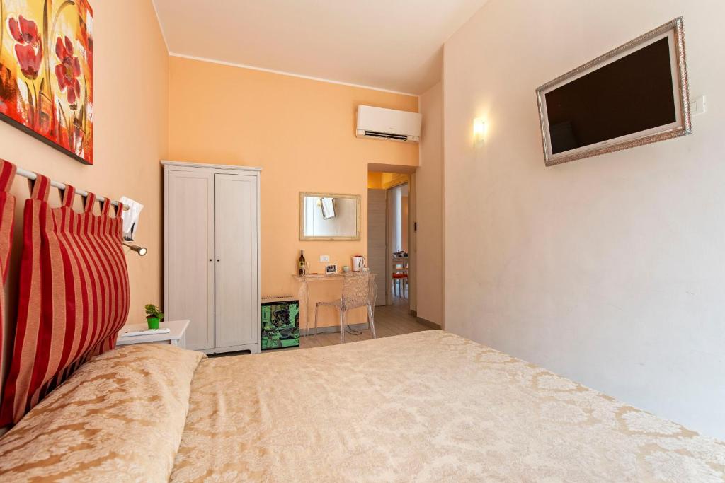 A television and/or entertainment centre at Merulana Suite 2