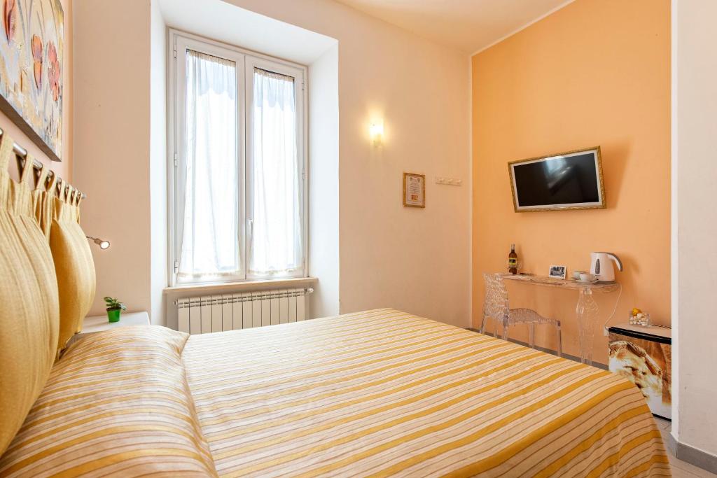 A bed or beds in a room at Merulana Suite 2