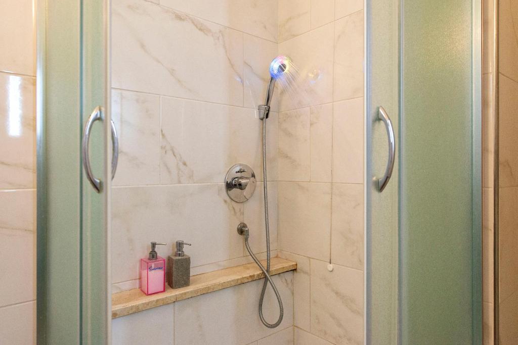 A bathroom at Merulana Suite 2
