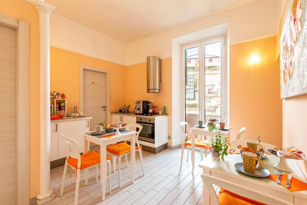 A kitchen or kitchenette at Merulana Suite 2