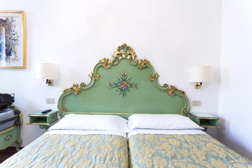 Postel nebo postele na pokoji v ubytování Hotel Serenissima