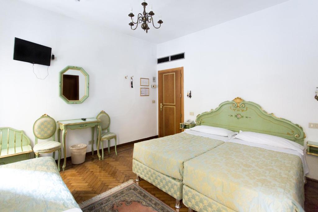Postel nebo postele na pokoji v ubytování Hotel Serenissima