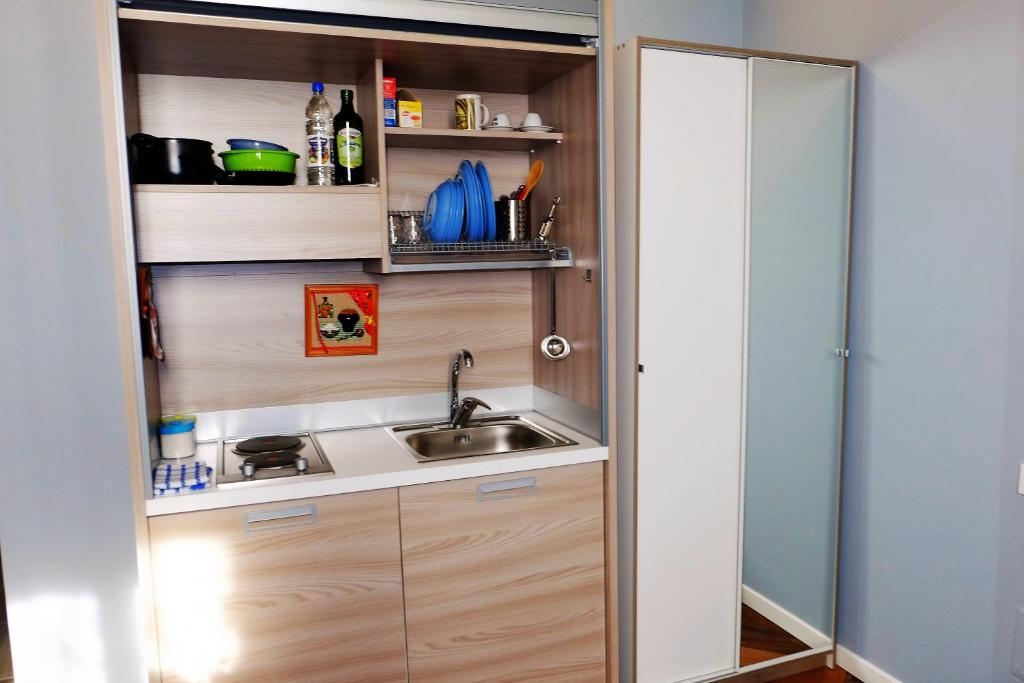 Kuchyň nebo kuchyňský kout v ubytování MONOLOCALE VICINO MILANO 2