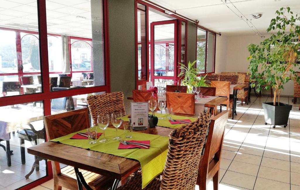 Restaurace v ubytování Hôtel du Parc Limoges & Restaurant "Le temps d'une pause"