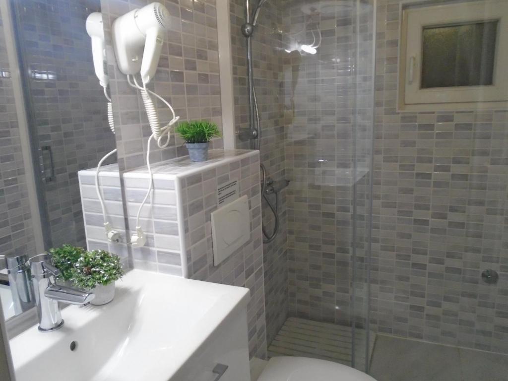W łazience znajduje się prysznic, toaleta i umywalka. w obiekcie Apartment Selman w Nin