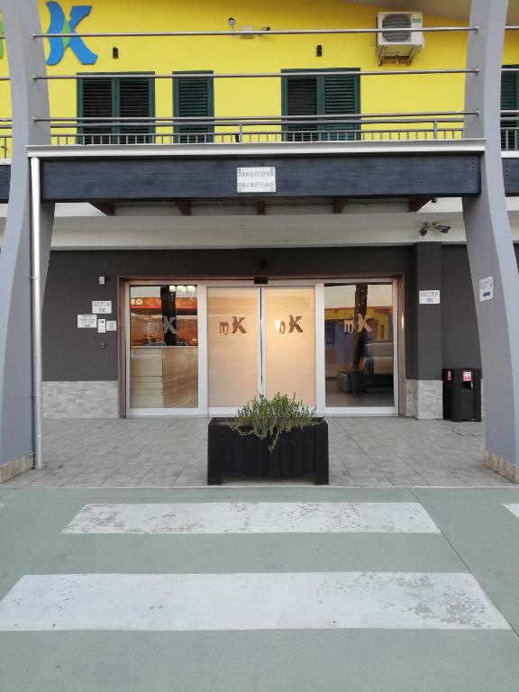 The facade or entrance of Motel Kratos
