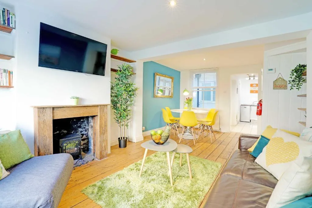 Sunny Cottage - Pretty 2 Bedroom Cottage - Roof Terrace - Near Train Station, Brighton and Hove, United Kingdom