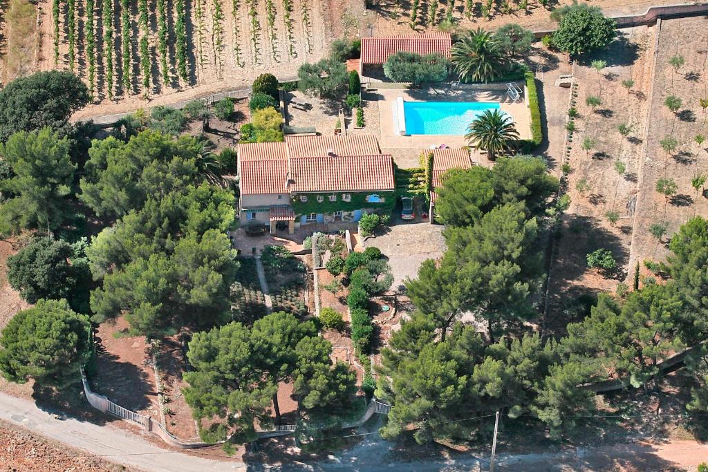 een luchtzicht op een huis met een zwembad bij Le Mas des Vignes in Bandol