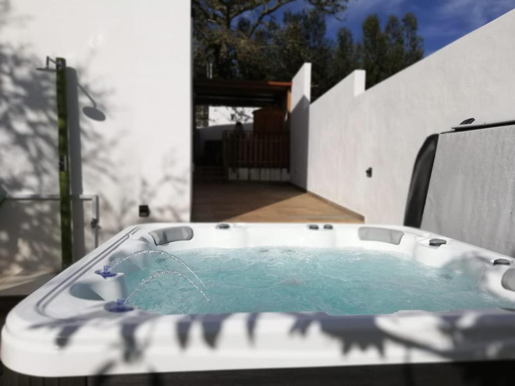 una vasca idromassaggio nel cortile di una casa di “Villa Nena” Rural Chill Out House a Moya