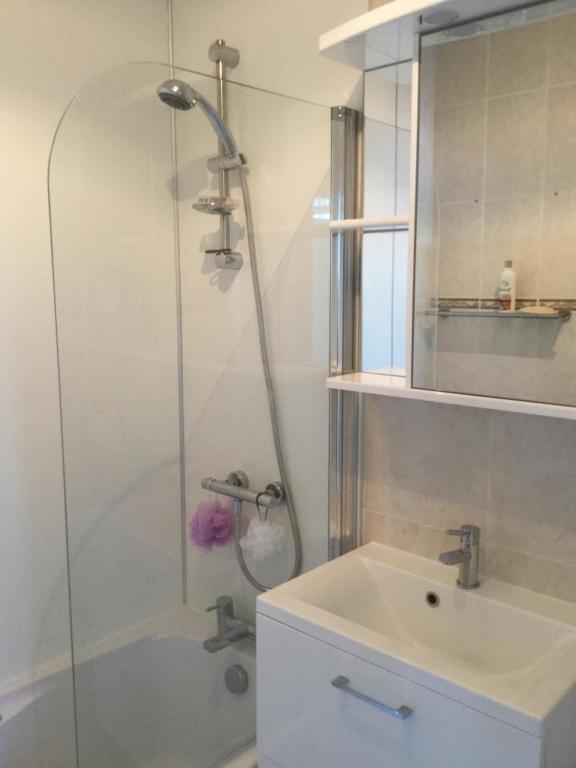 een badkamer met een wastafel en een douche bij Arcadia 408 in Gibraltar