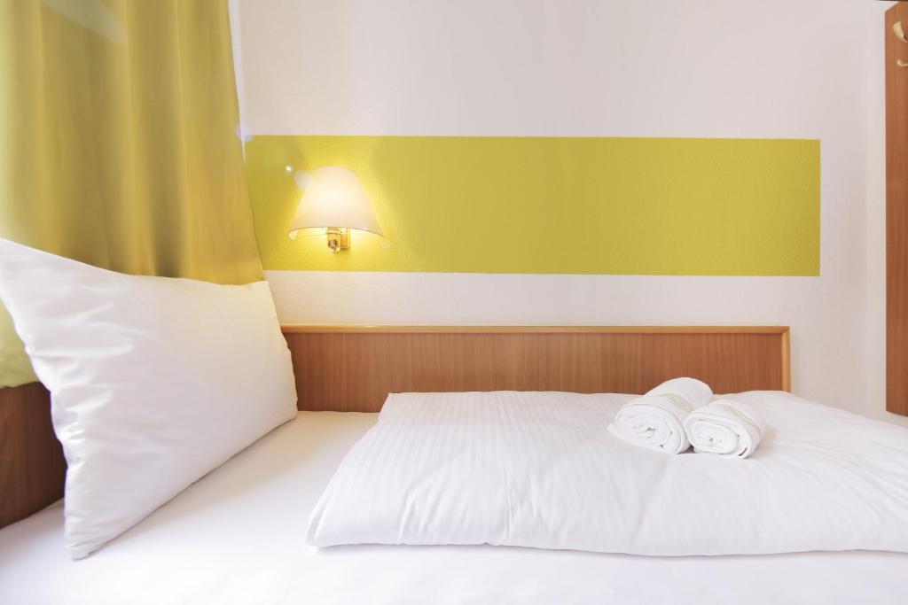 Postel nebo postele na pokoji v ubytování bp24 Hotel Aachen