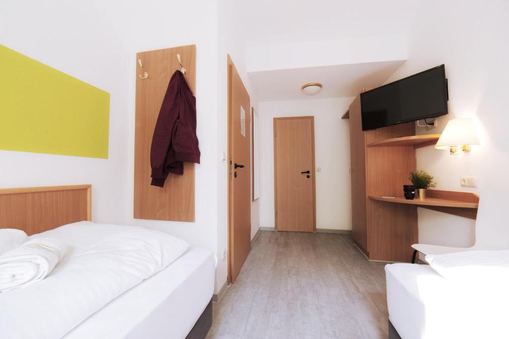 Postel nebo postele na pokoji v ubytování bp24 Hotel Aachen