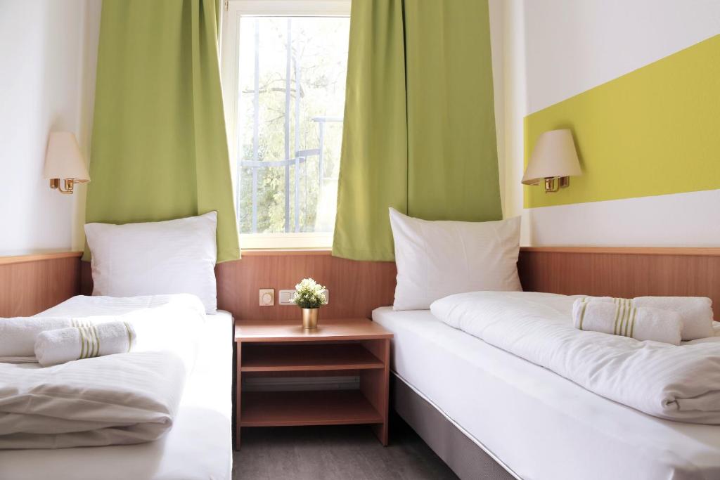 Postel nebo postele na pokoji v ubytování bp24 Hotel Aachen
