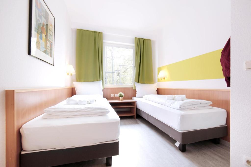 Postel nebo postele na pokoji v ubytování bp24 Hotel Aachen