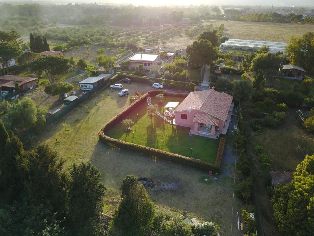 プーラにあるIl Melograno Di Noraの庭付きの家屋の空中風景