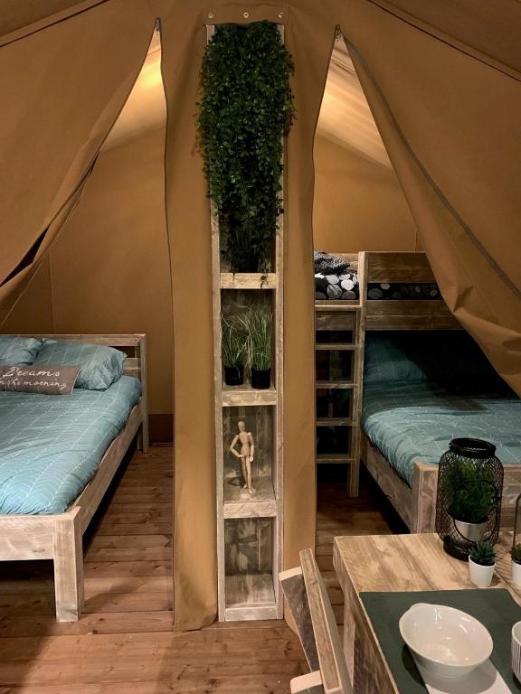 Postel nebo postele na pokoji v ubytování Oh! Campings - Le Clos du Rhône