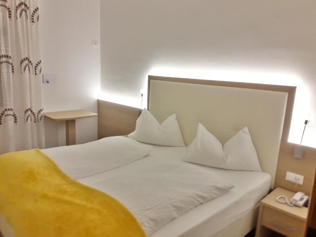 Postel nebo postele na pokoji v ubytování Hotel Lux