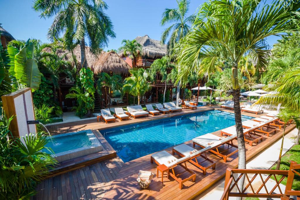 ein Bild eines Pools in einem Resort in der Unterkunft Magic Blue Spa Boutique Hotel Adults Only in Playa del Carmen