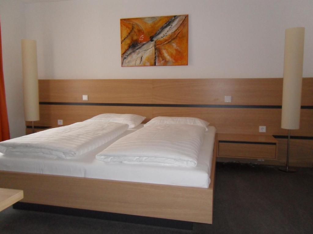 Postel nebo postele na pokoji v ubytování Gasthof-Pension Schütz