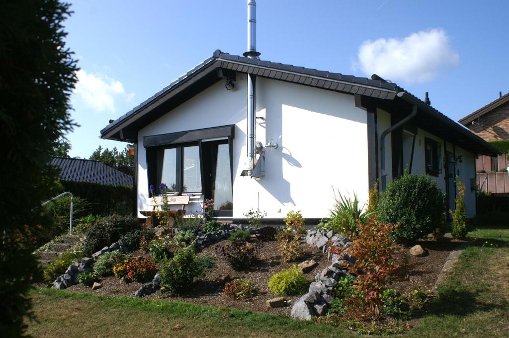 GönnersdorfFerienhaus-4Seasons的花园中带门的小白色房子