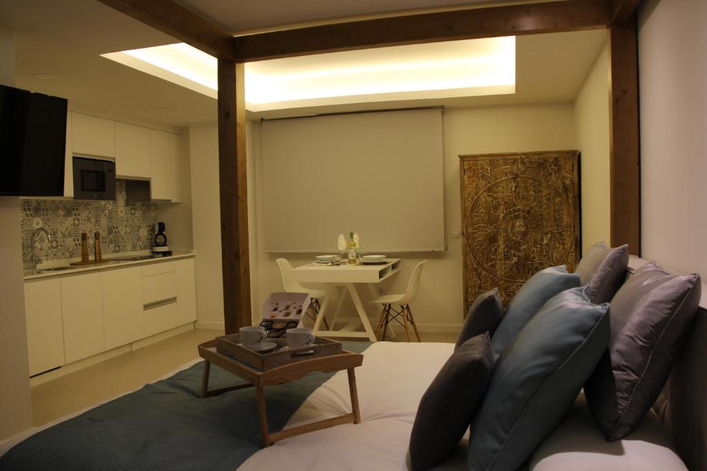 un soggiorno con un divano e un tavolo di Romantic Loft Ventura a Tarifa