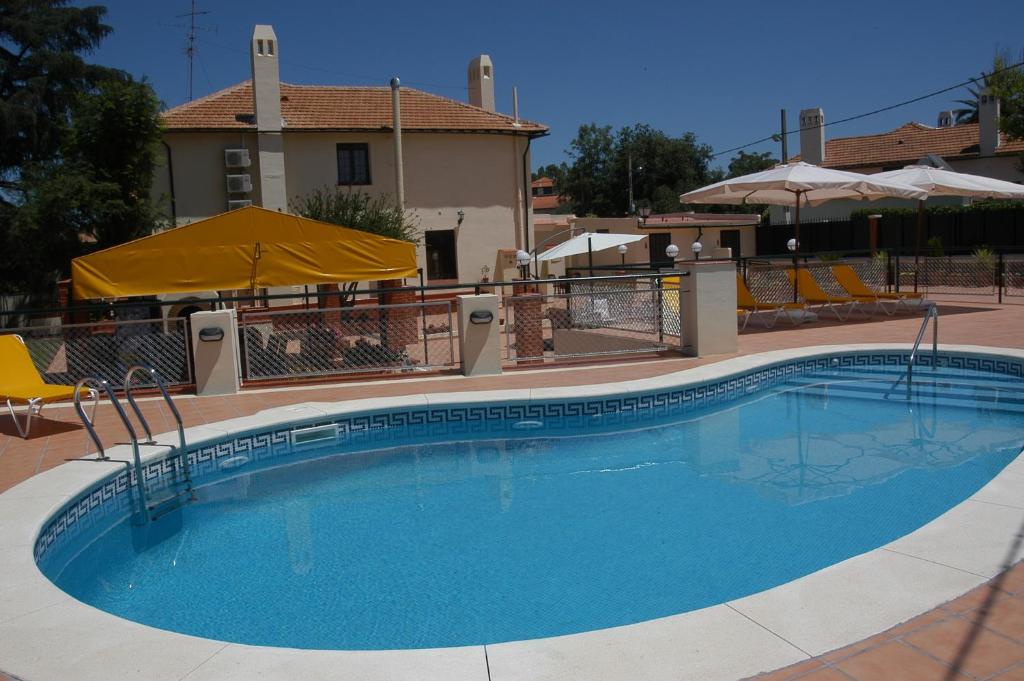 una gran piscina frente a un hotel en Riotinto Victorian House en Minas de Ríotinto