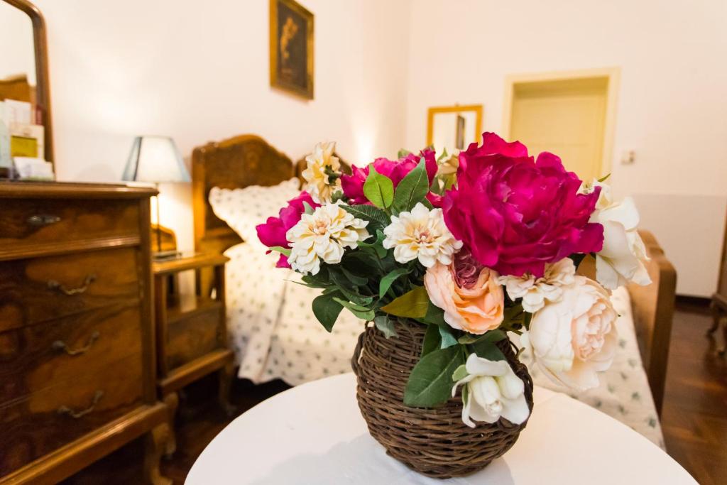 een vaas met bloemen bovenop een tafel bij A Casa Cibella in Rome