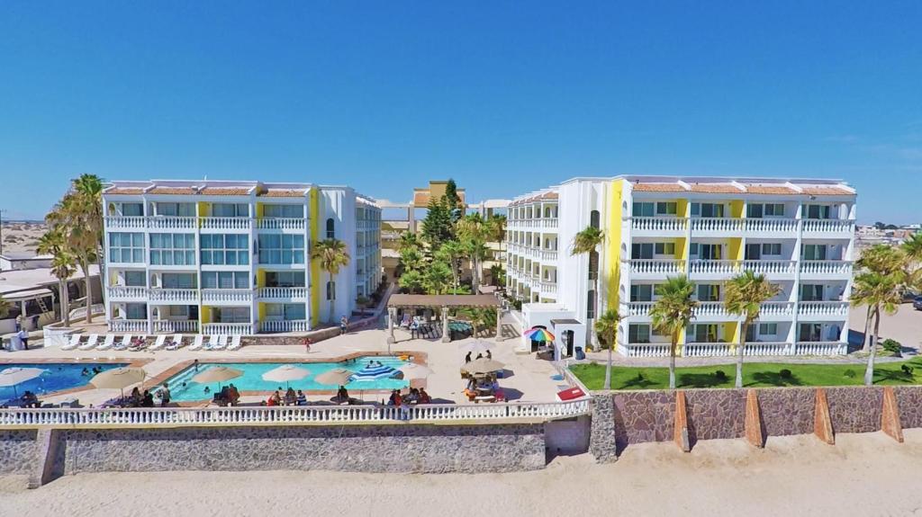 una vista aérea de un complejo con piscina en Hotel Playa Bonita Resort en Puerto Peñasco