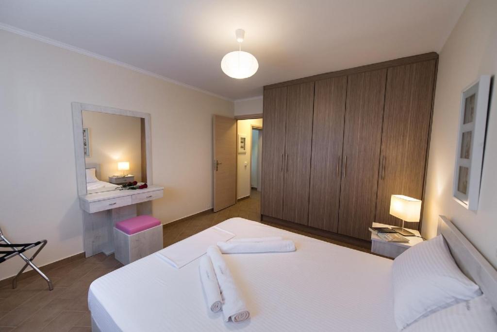 Postel nebo postele na pokoji v ubytování Lefkogea Villas & Apartments