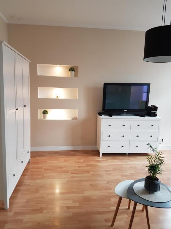 Televízia a/alebo spoločenská miestnosť v ubytovaní Apartamenty Lazurowy i Słoneczny z darmowym Parkingiem strzeżonym