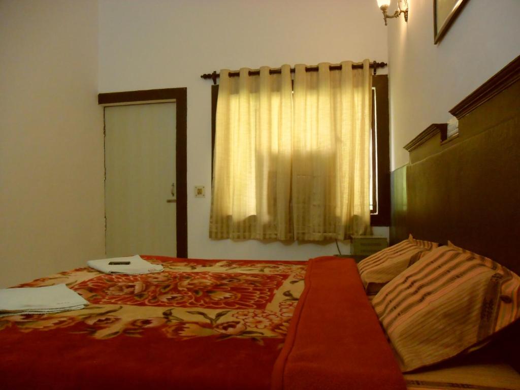 Postel nebo postele na pokoji v ubytování Hotel Sidhartha Walking Distance From TajMahal