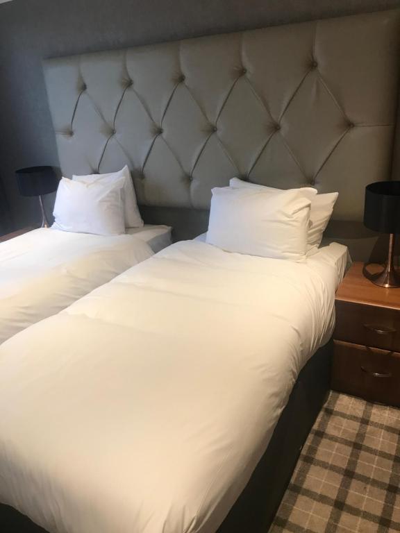 Een bed of bedden in een kamer bij The Scot