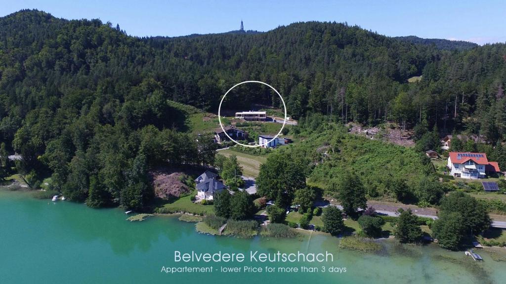 una vista aérea de una isla en medio de un lago en Appartement Belvedere, en Keutschach am See