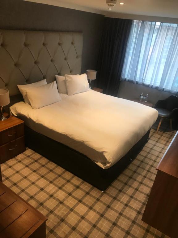 Een bed of bedden in een kamer bij The Scot
