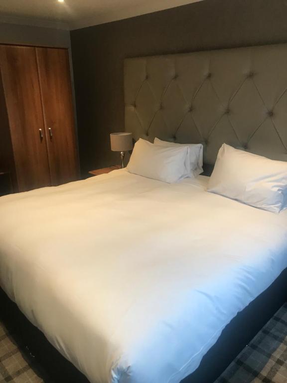 Een bed of bedden in een kamer bij The Scot