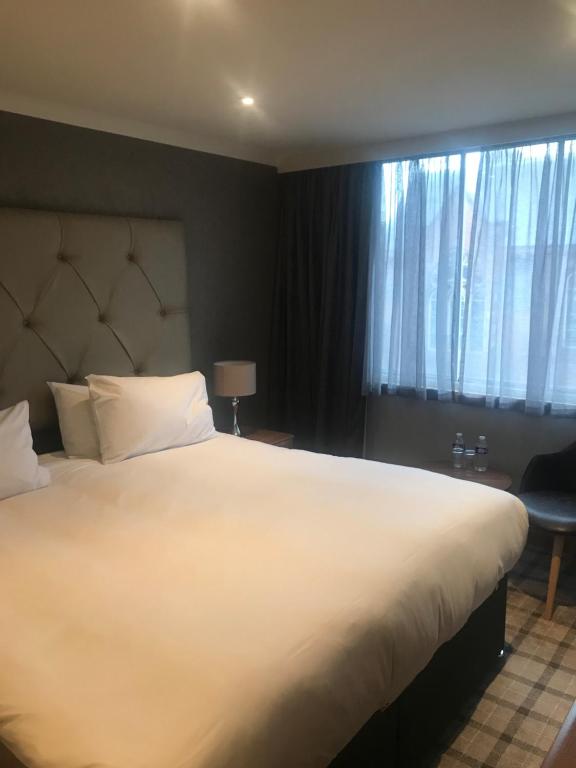 Een bed of bedden in een kamer bij The Scot