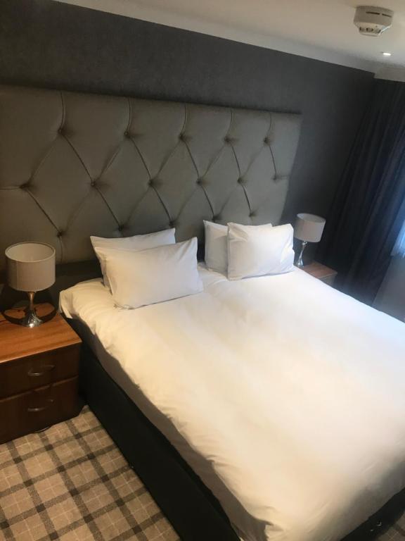 Een bed of bedden in een kamer bij The Scot