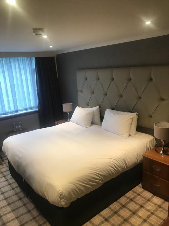 Een bed of bedden in een kamer bij The Scot