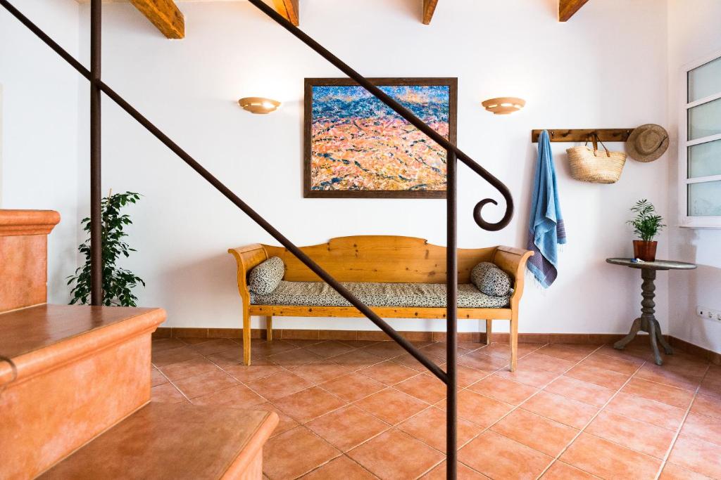 un escalier dans une pièce avec un banc et un tableau dans l'établissement CURNIOLA 21, à Ciutadella