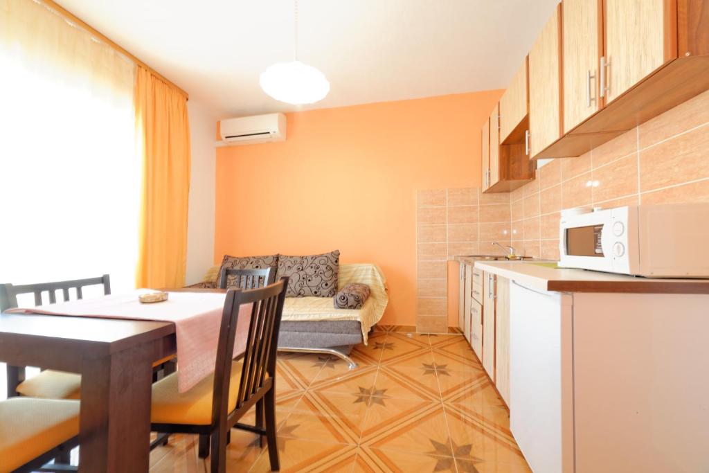 Kuchyňa alebo kuchynka v ubytovaní Borik Apartment Pedic