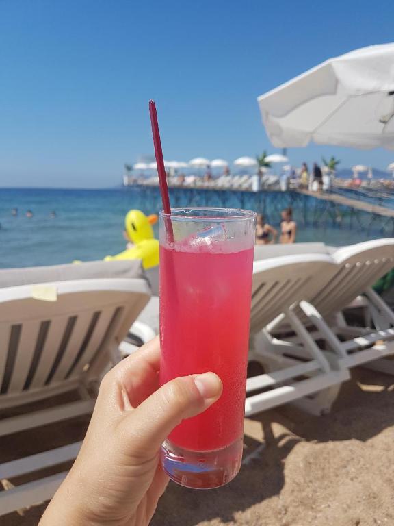 une personne prenant un verre en face de la plage dans l'établissement lovely apartments with terrace, à Cannes